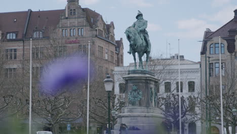 Estante-De-Enfoque-Desde-La-Flor-Hasta-La-Estatua---Malmö,-Suecia