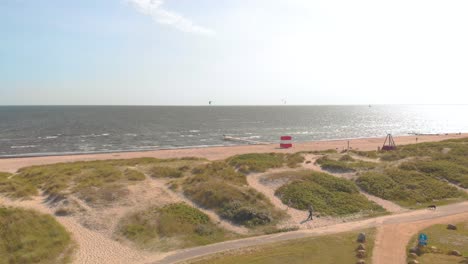 drone vliegt naar de oceaan in denemarken