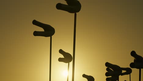 Una-Toma-De-Alejamiento-De-Las-Bandejas-De-Viento-Con-Fondo-De-Cielo-Amarillo-Al-Atardecer