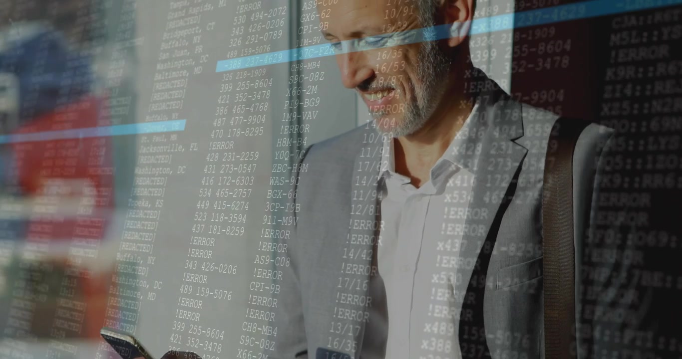 Profesional de negocios de pie junto a una ventana de cristal y tocando el smartphone, activando una superposición de datos.