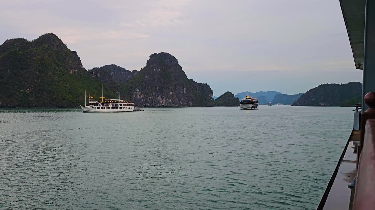 베트남의 하롱 만에서 관광객과 함께 항해하는 크루즈 선박. - 넓은
