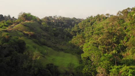 Die-Gratwanderung-In-Der-Nähe-Von-Ubud-Während-Des-Sonnenuntergangs