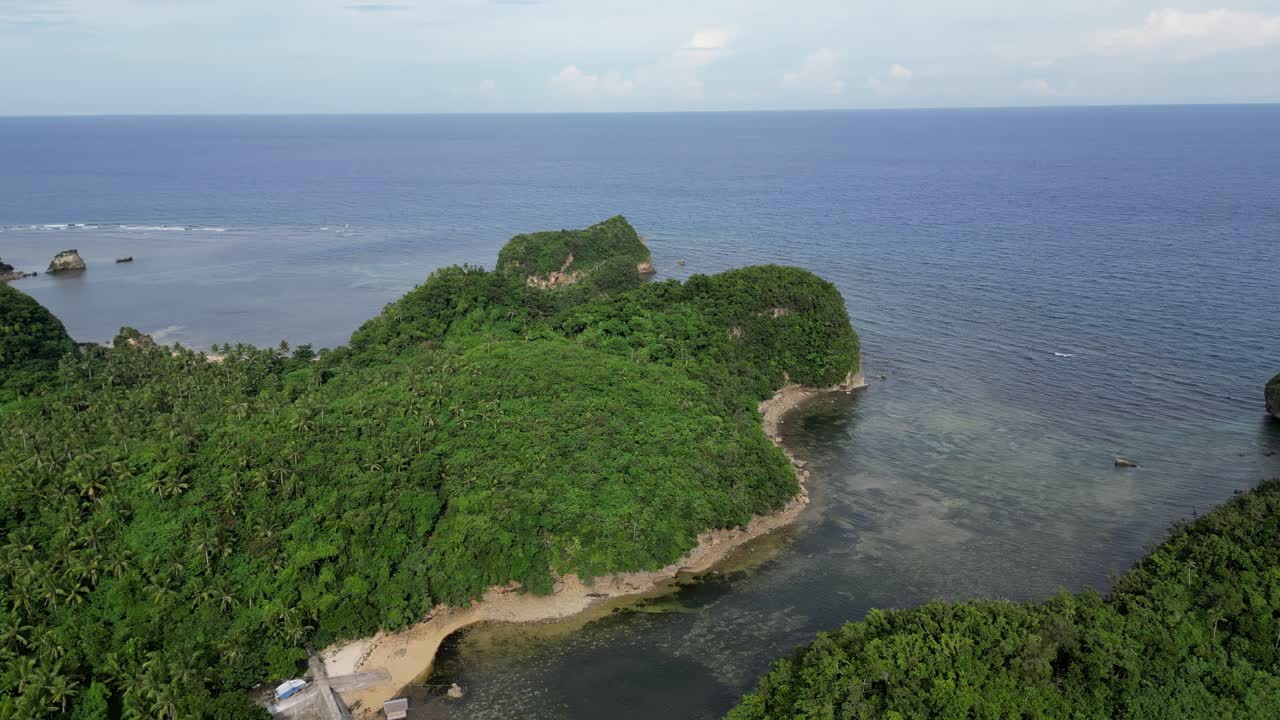 una fascinante toma aérea panorámica de una bahía forestal en la isla catanduanes, que muestra la belleza de la naturaleza y la importancia de la conservación del medio ambiente