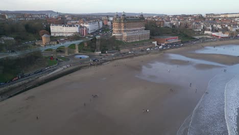 Un-Dron-De-Gran-Angular-Disparó-Al-Gran-Hotel-Con-Un-Hermoso-Paisaje-Urbano-De-Scarborough-Y-Una-Playa-Frente-A-él-Durante-El-Día-En-North-Yorkshire,-Inglaterra