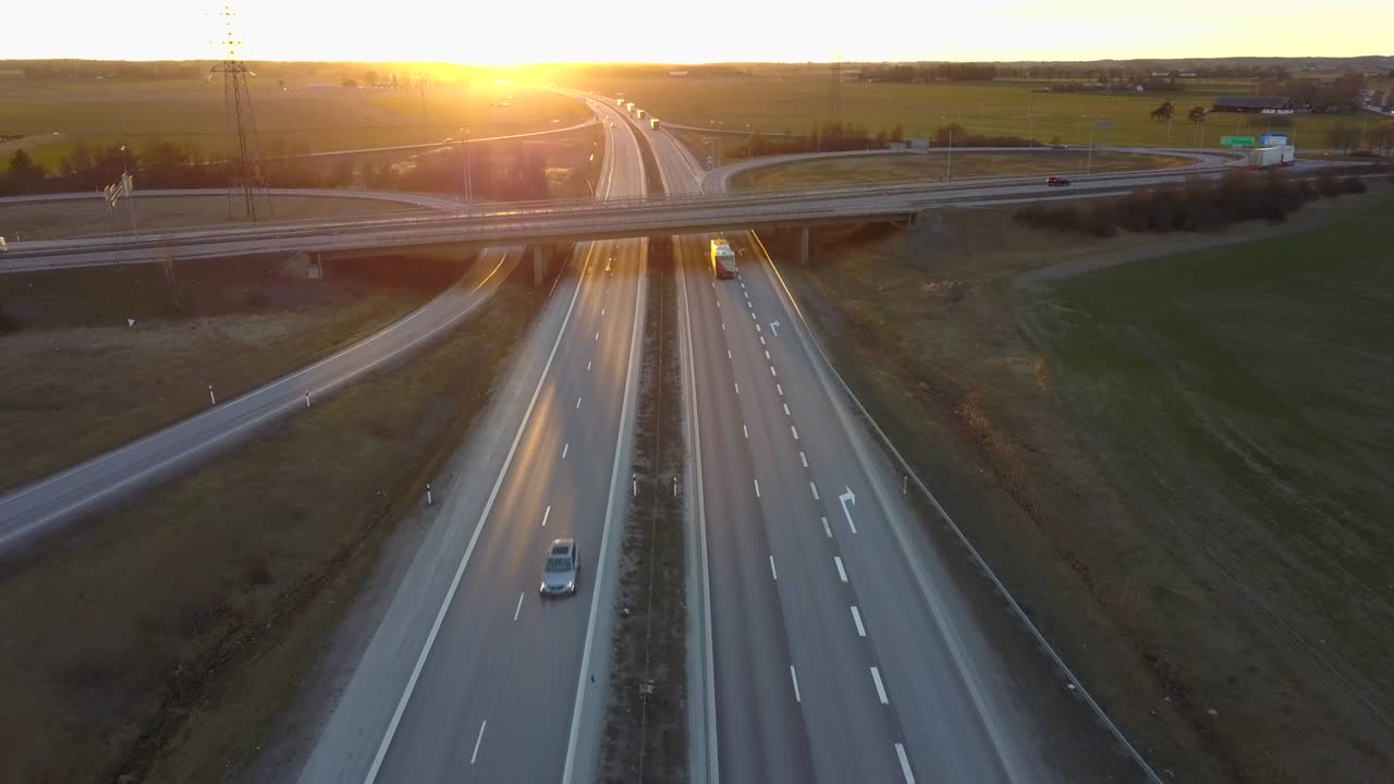 vista aérea de la intersección de la autopista con automóviles de tráfico en movimiento.