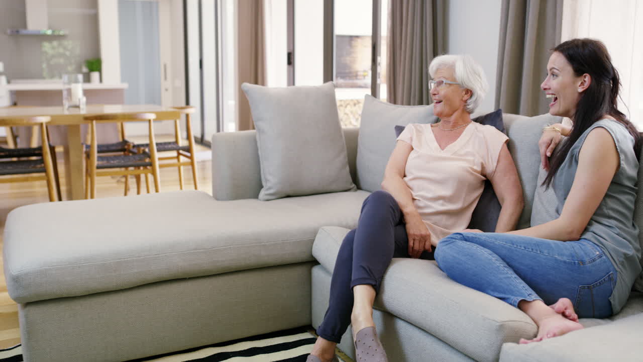 그녀는 정말 그녀의 가족을 사랑합니다.