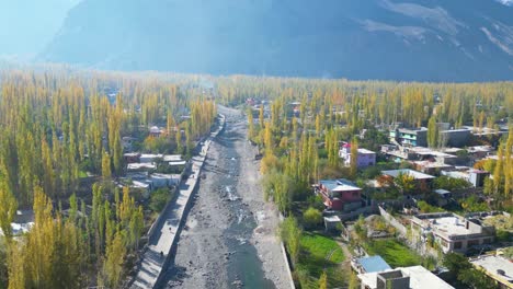 Toma-Aérea-De-La-Ciudad-De-Skardu-Durante-El-Día-Con-Un-Paisaje-De-Montañas-Al-Fondo-En-Pakistán