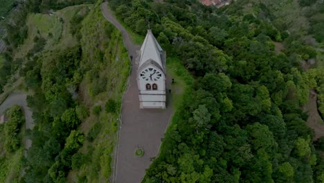 Una-Torre-De-Reloj-Ubicada-En-El-Verde-Valle-De-São-Vicente,-Madeira