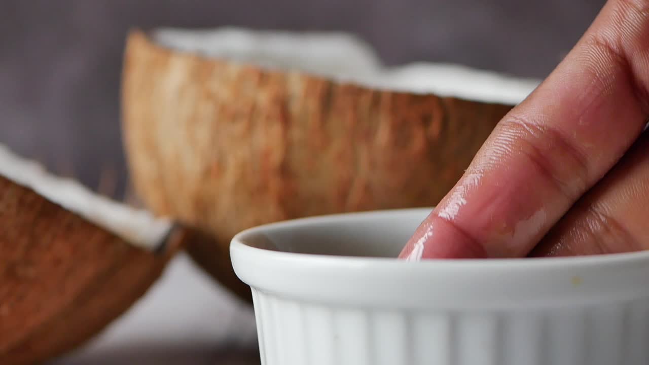 una rebanada de coco fresco en un paño de mesa
