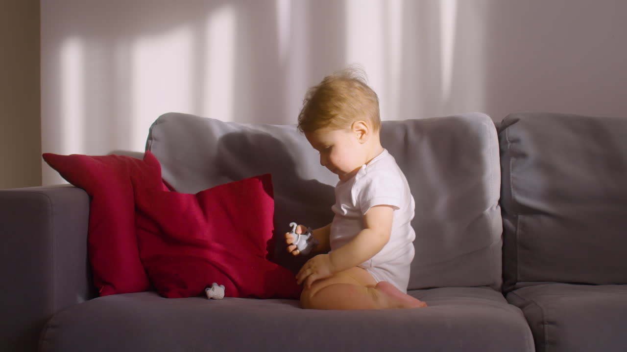 un hombre tiene una reunión de negocios en una cafetería con una mujer joven