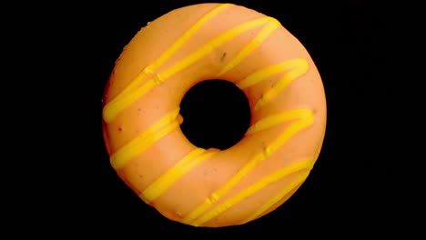 el donut glazado de primer plano.