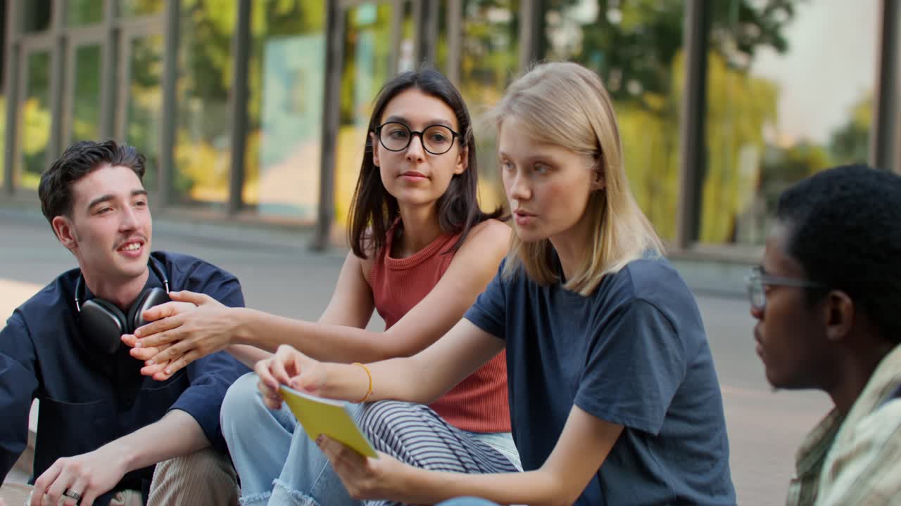 Studentgruppe diskuterer utendørs