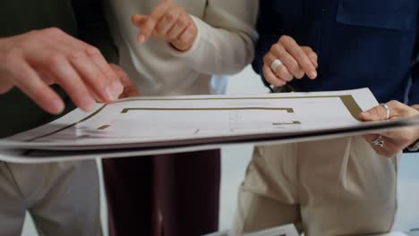 equipo que revisa los planes arquitectónicos