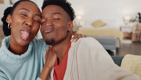 Black-couple-in-home,-funny-selfie-of-people-kiss