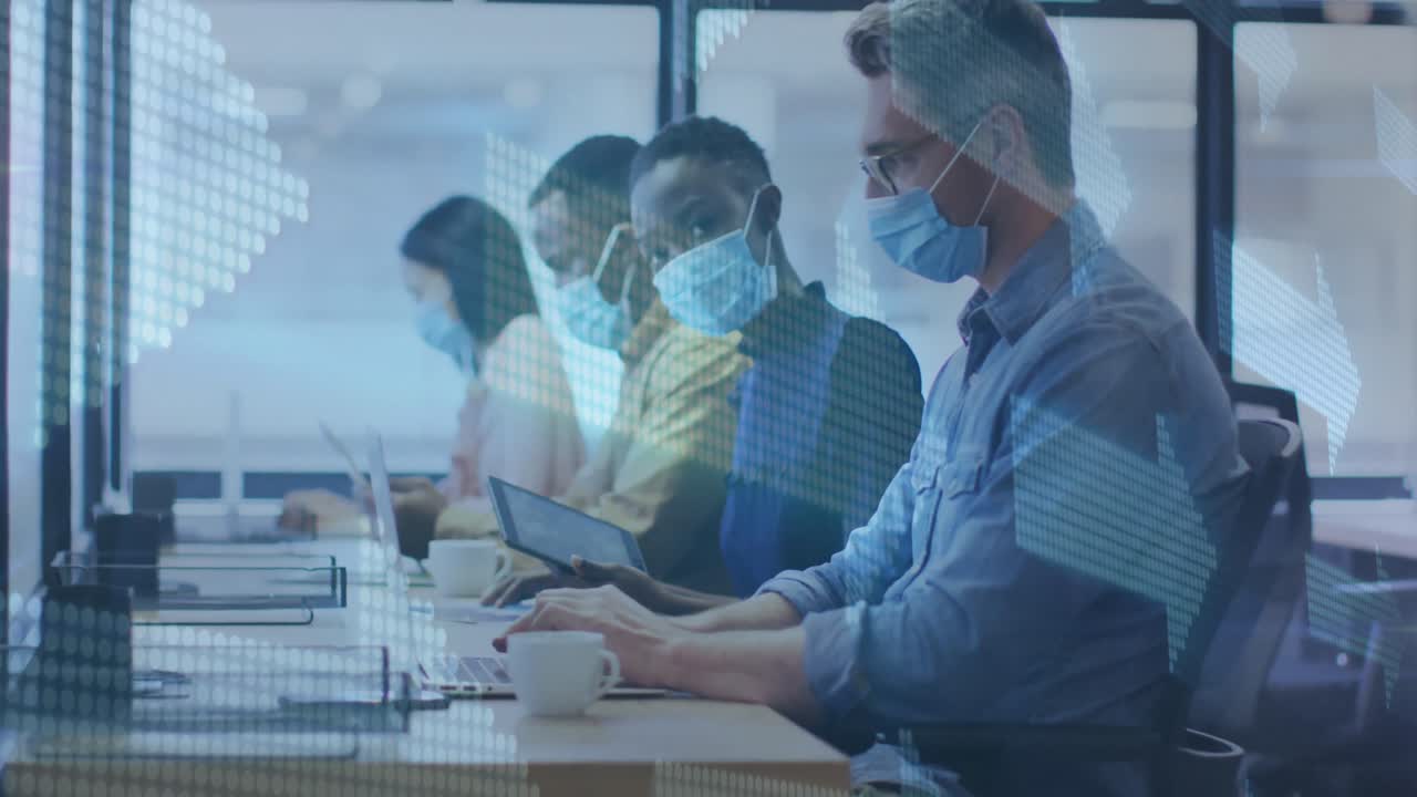 사무실에서 얼굴 마스크를 착용한 다양한 사업가들에 대한 금융 데이터 처리 애니메이션