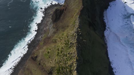 imágenes de drones de arriba hacia abajo de acantilados dramáticos con el océano atlántico en el fondo, isla de são jorge, las azores, portugal