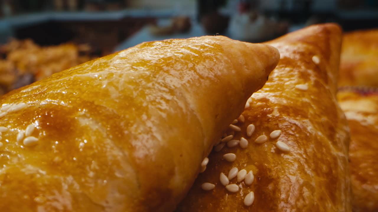 primer plano de pasteles horneados