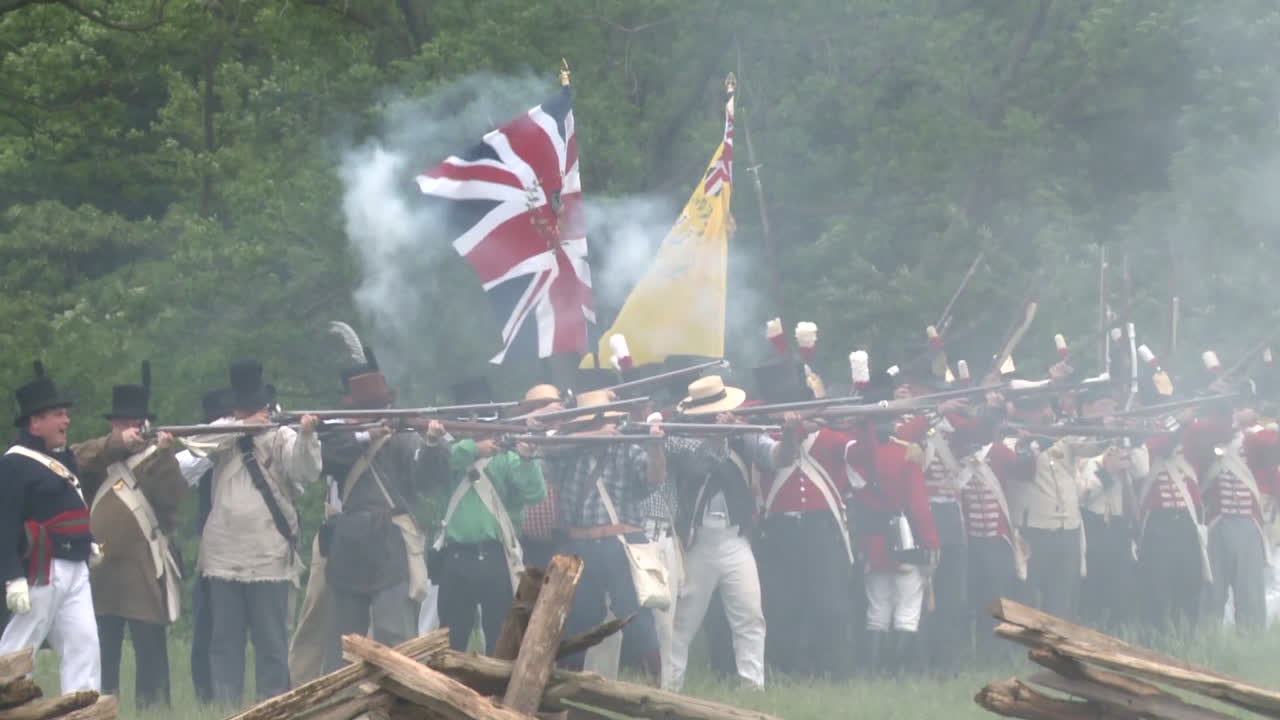 다른 사람들이 1812년 전쟁을 재현한 이 텔레비전 스타일로 싸우는 동안 죽은 사람은 전장에 누워 있습니다.