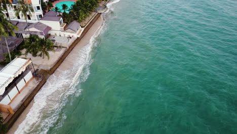 Antena,-Altos-Niveles-Del-Mar-En-Aumento-Chocando-Contra-El-Malecón-De-La-Ciudad-De-Playa-Tropical