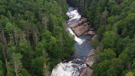 Malerische-Landschaft-Von-North-Carolina-Mit-Wasserfall-In-Den-Appalachen