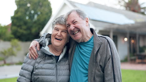 Feliz-Pareja-De-Ancianos-Y-Retrato-De-Abrazo-Con-Nuevo