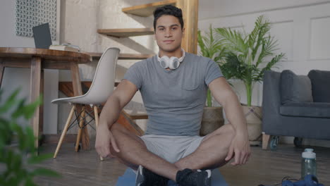 hombre meditando en casa