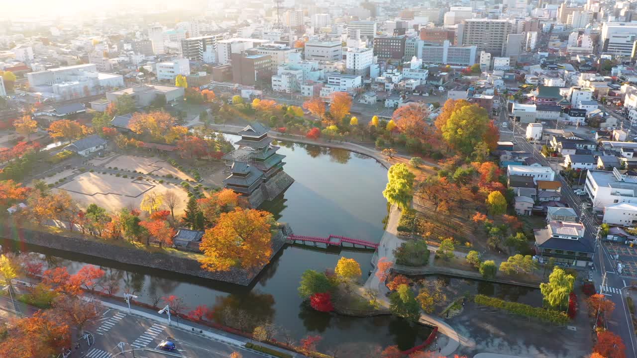 일본 나가노 시에 있는 마쓰모토 성의 4k 공중 촬영.