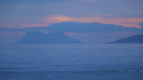 Ein-Weiter-Blick-über-Den-Strand-Der-Costa-Del-Sol-In-Spanien-Bei-Sonnenuntergang-An-Einem-Bewölkten-Tag