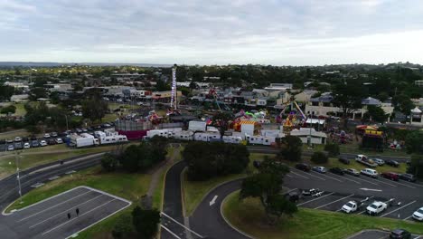 Dron-Con-Vista-Al-Estacionamiento-Del-Carnaval-Dolly-Adelante-Anochecer-Verano-Rye-Península-De-Mornington