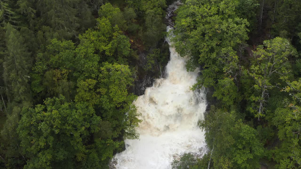 disparo de dron de la poderosa cascada eas chia-aig en la inundación con el bosque verde circundante
