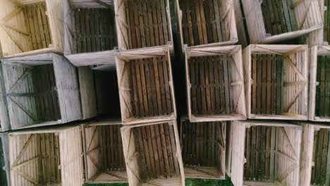cajas de madera vacías plegadas en almacenes, cajas diseñadas para la cosecha de frutas y verduras