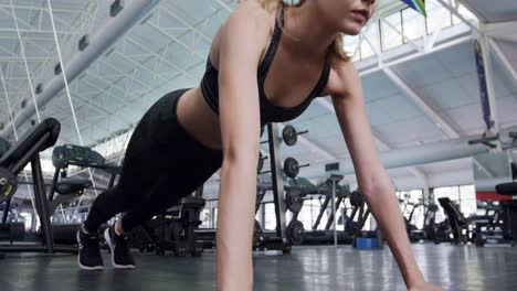 hacer ejercicio en un gimnasio