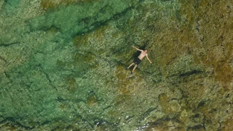 Mann-Liegt-Auf-Dem-Rücken-Im-Wasser