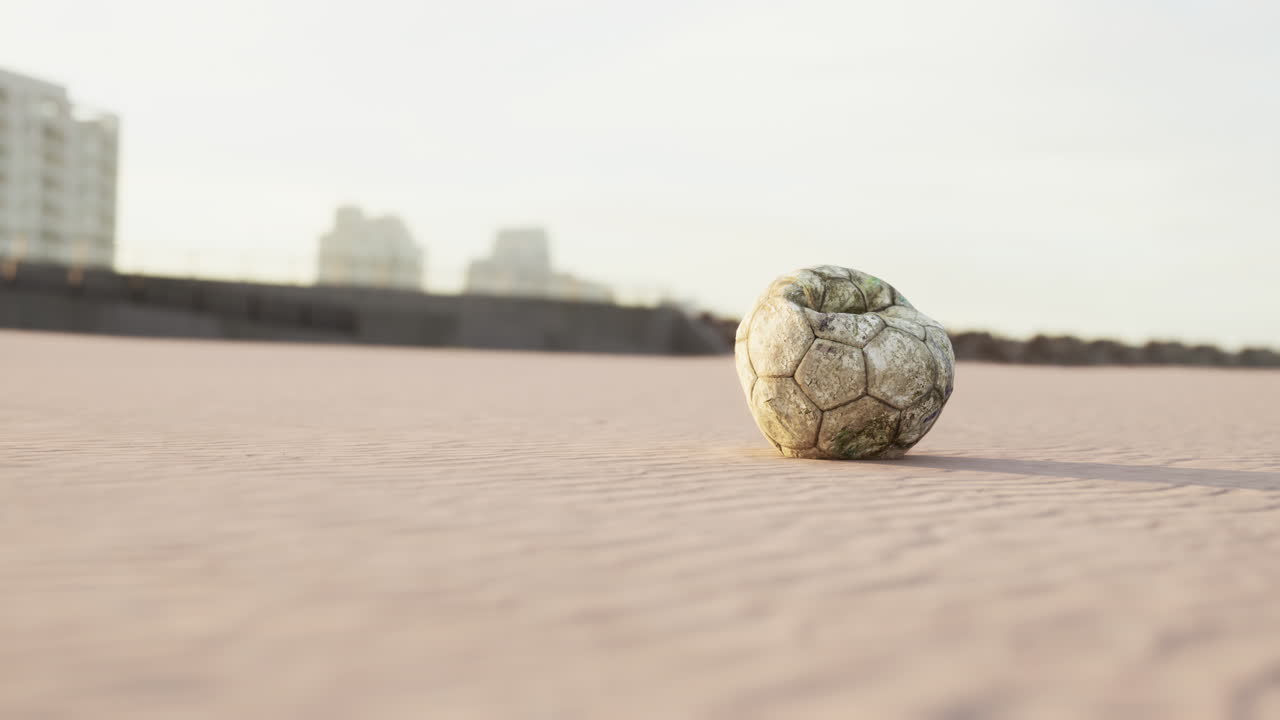 la vieja pelota en el suelo