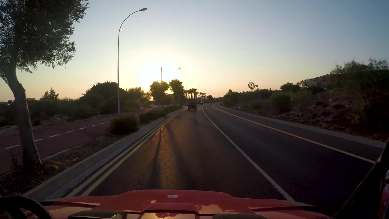 Punto di vista mentre si percorre una strada costiera asfaltata al tramonto a Cipro.