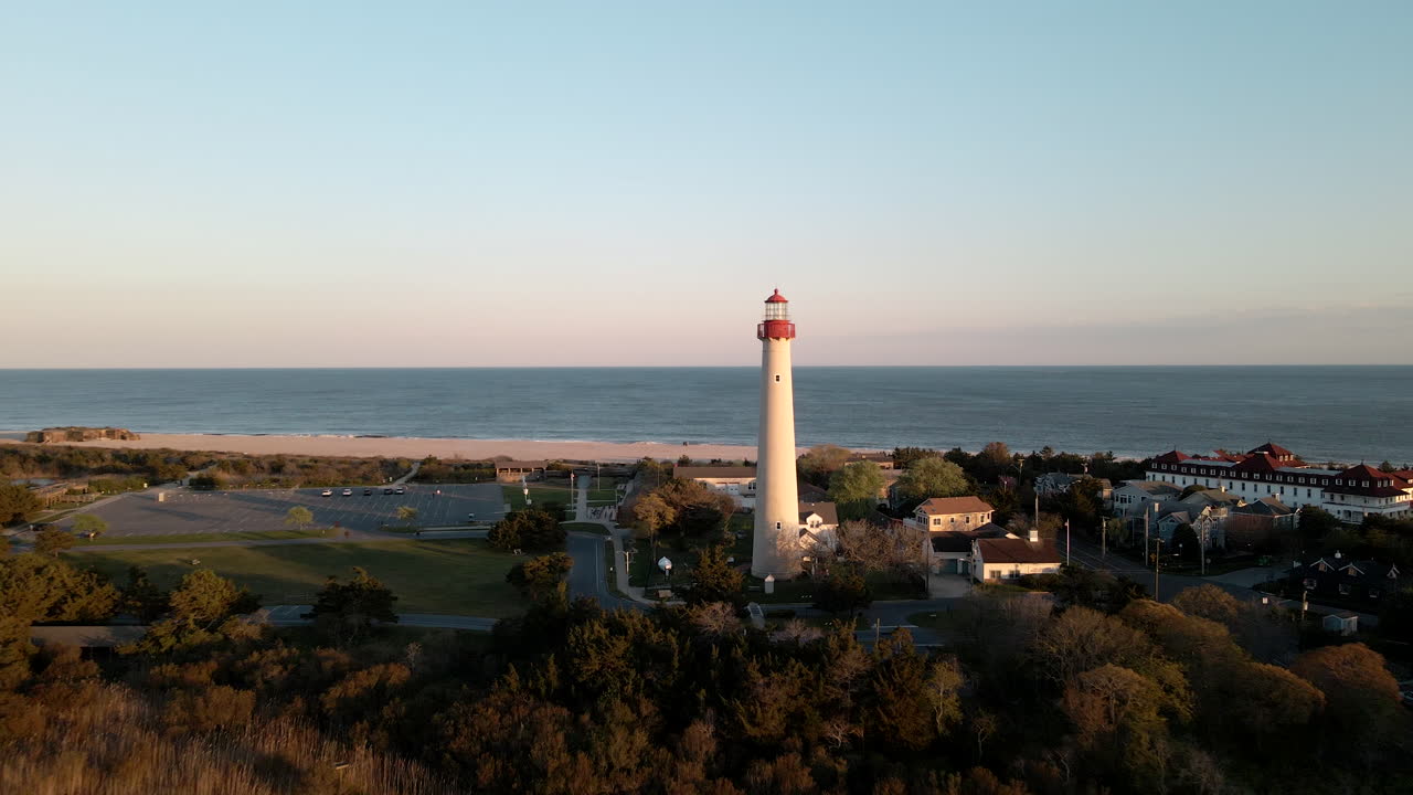 Veduta aerea del faro di Cape May che interseca il sole al tramonto.