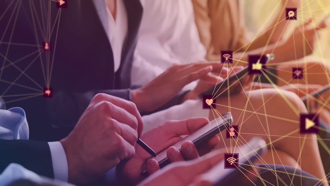 스마트 폰을 사용하는 다양한 비즈니스 사람들에 대한 미디어 아이콘의 애니메이션