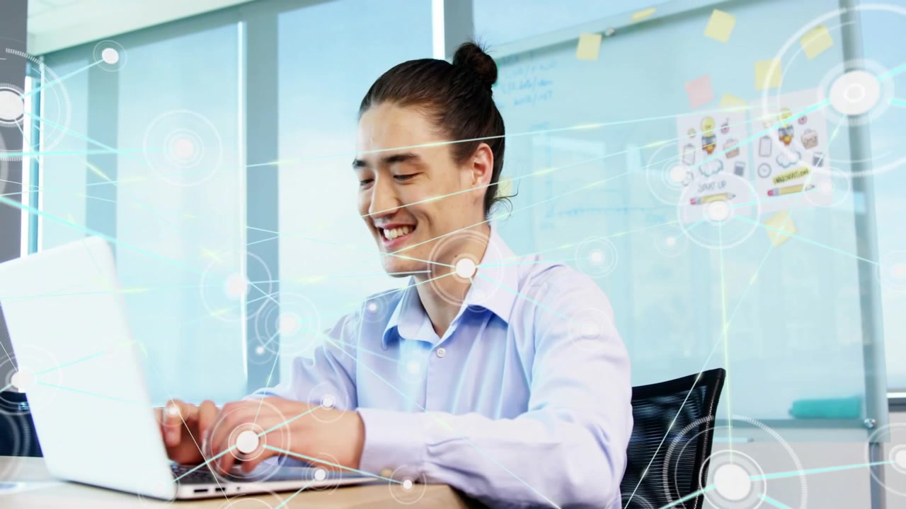 Video vertical: Hombre tecleando con camisa azul reaccionando a una superposición de red en la oficina, sonriendo a la computadora portátil
