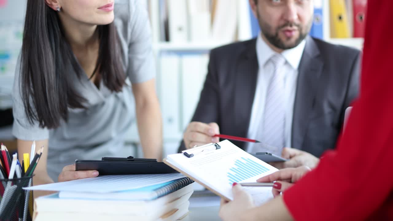 grupo de empresarios discutiendo gráficos en papel en una reunión de primer plano película en 4k
