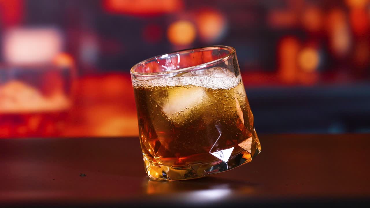 위스키 가 얼음 이 있는 컵 에 부어지고 있다