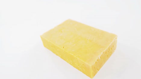 una rebanada de queso sobre un fondo blanco