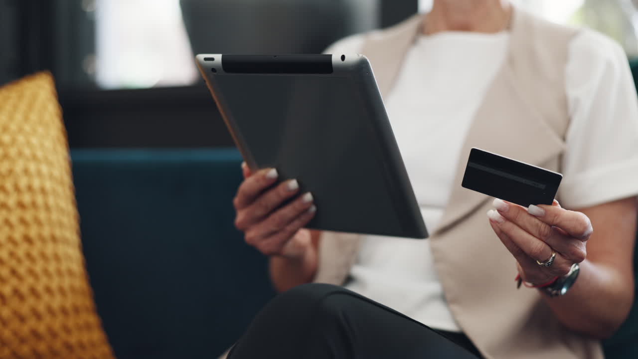 mujer, tableta y tarjeta de crédito para el comercio electrónico