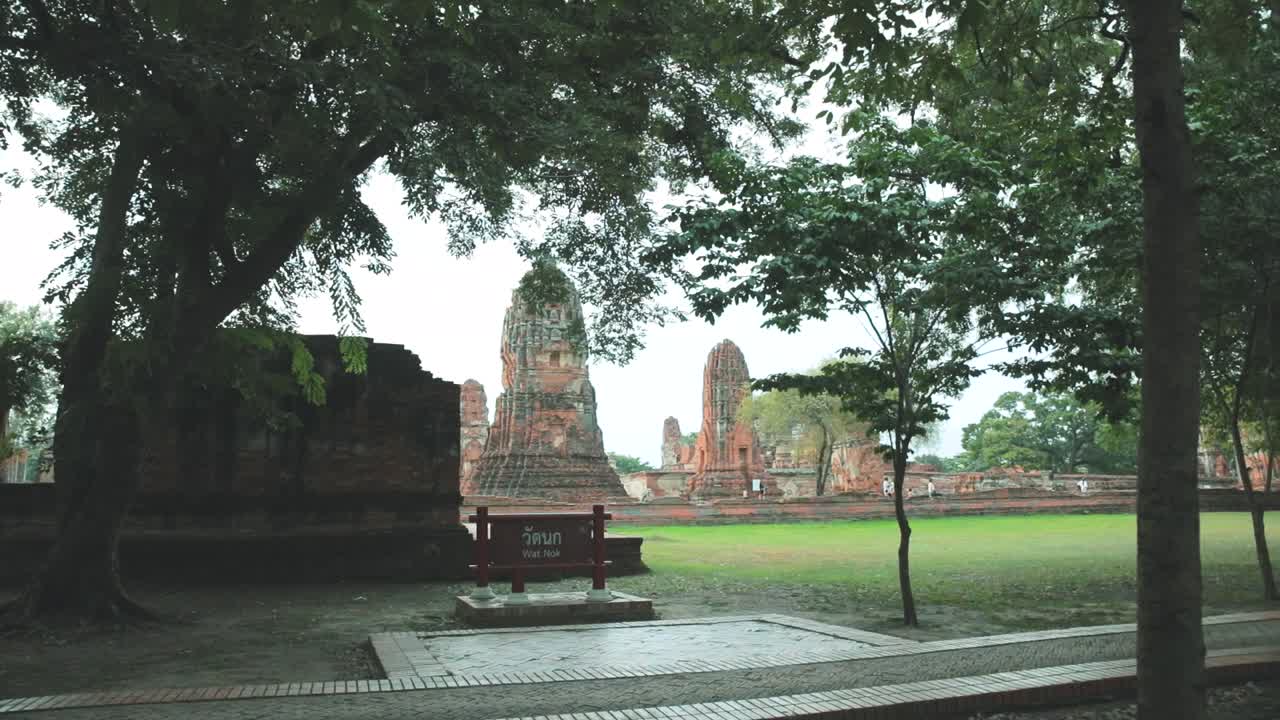 templo histórico tailandés en wat nok, ayutthaya, tailandia