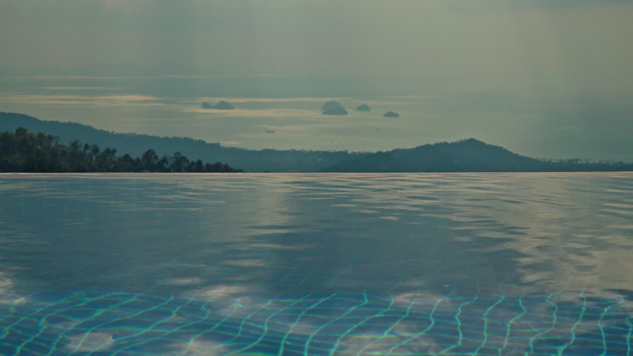 海を眺めるインフィニティプール