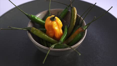primer plano de chiles giratorios con un segador de carolina fresco en el medio