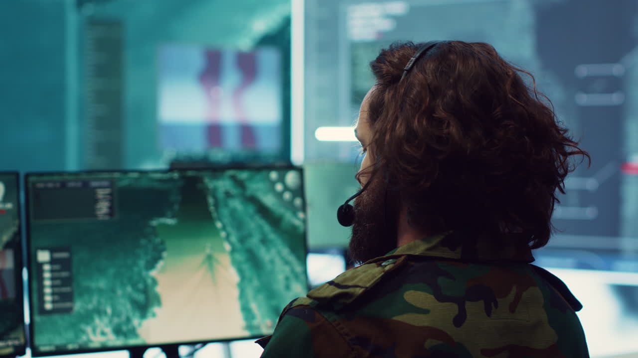 personal militar que emplea el sistema de reconocimiento por satélite del ejército