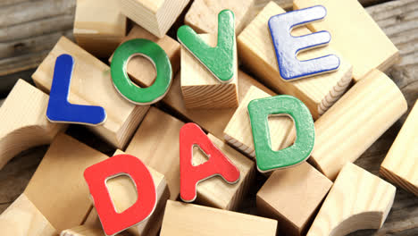 texto de amor papá arreglado en bloques de madera