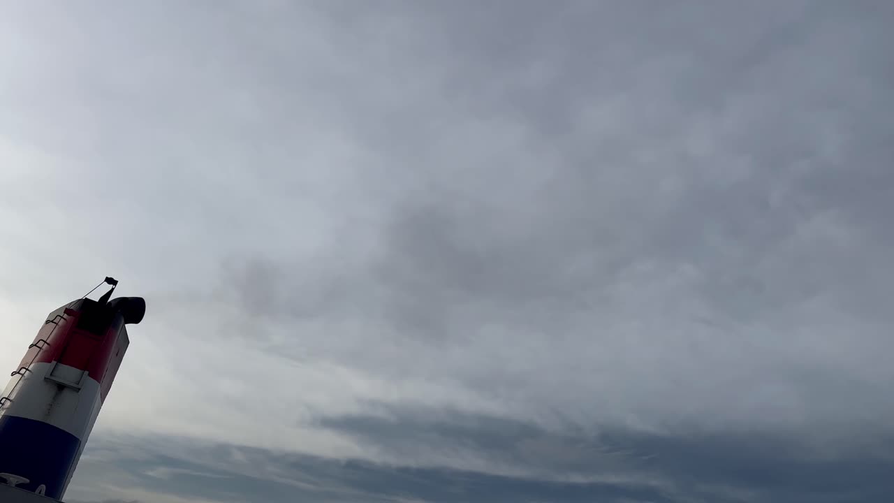 대형 페리에서 발생하는 매연 배기 가스, 연소에서 발생하는 선박 디젤 엔진 배기 가스, 운송에서 발생하는 가스 배출 대기 오염