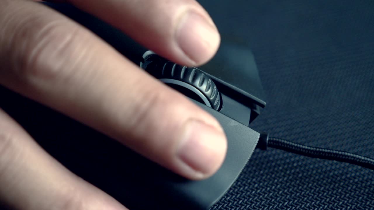 de cerca la mano de los hombres está usando el ratón.