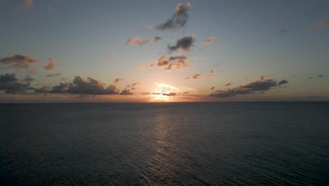 Puesta-De-Sol-En-El-Horizonte-Marco-Central-De-Disparo-Aéreo-De-Drones-Con-Nubes-Y-Aguas-Tranquilas-Del-Océano-Caribeño